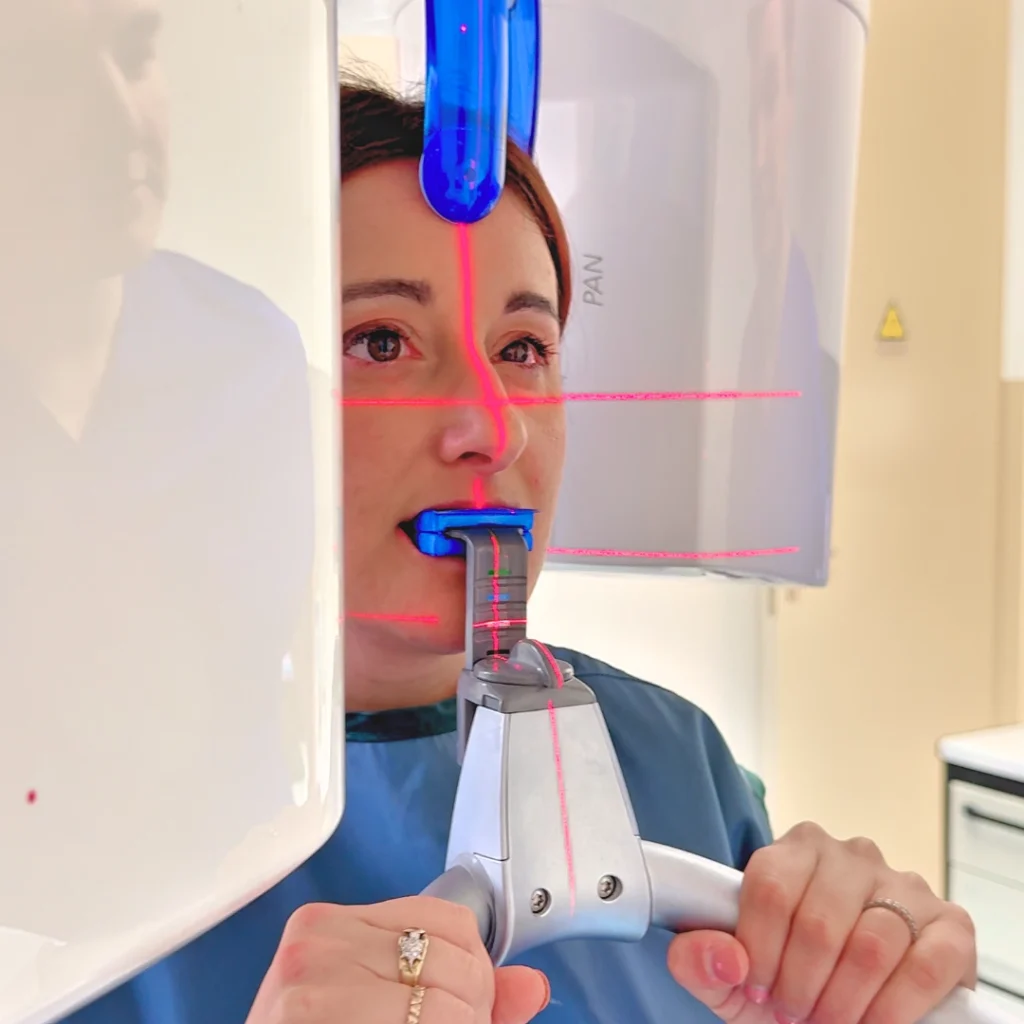 Cosa succede durante la prima visita dal dentista
