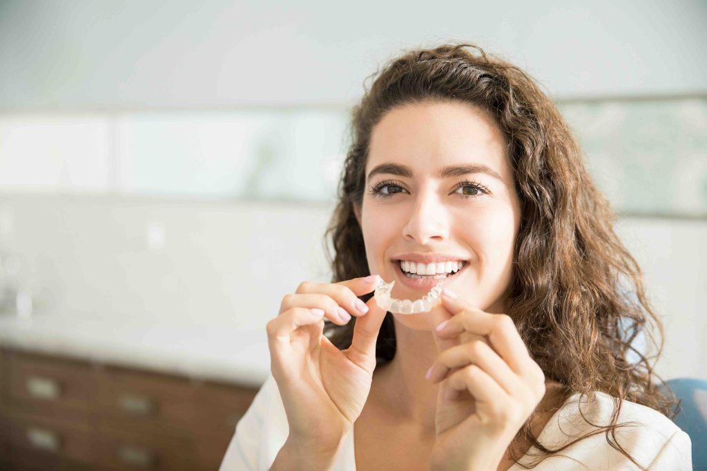 Come funziona l'apparecchio trasparente per i denti? 1 Apparecchio trasparente come funziona